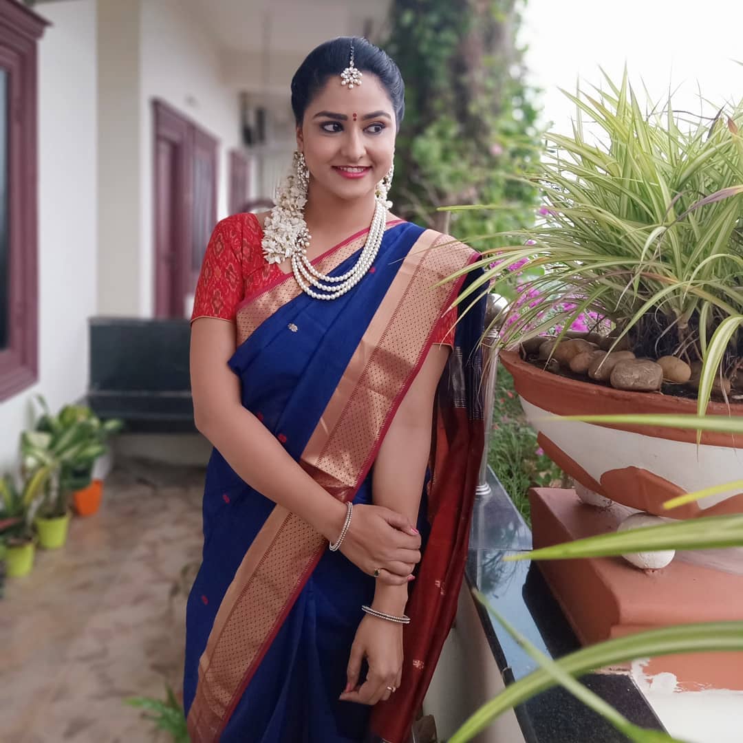 Zee Telugu Tv Anchor Kasi Annapurna Images In Navy Blue Saree